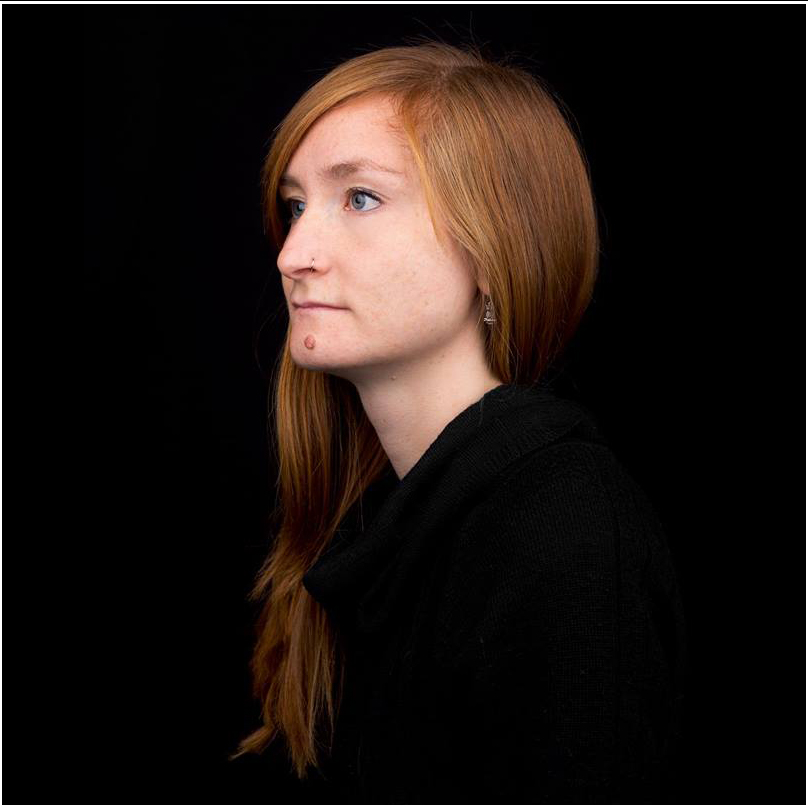portrait der grafikdesignerin johanna legnar vor schwarzem hintergrund