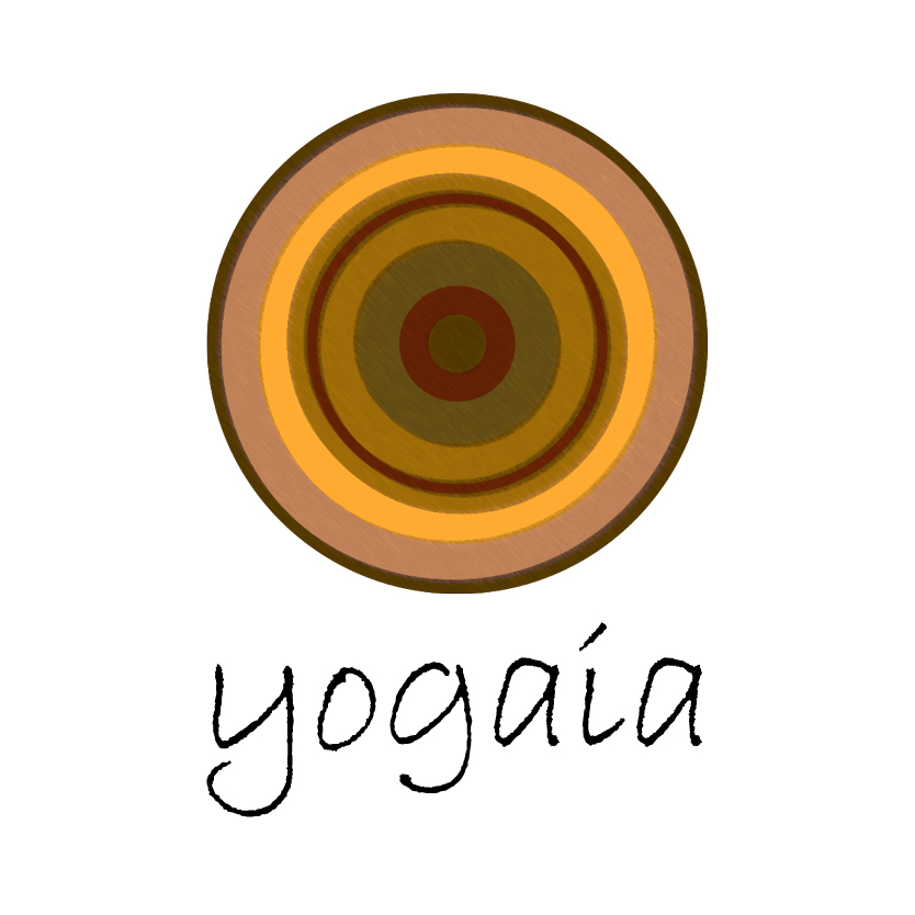 das logo ist eine kombimarke. der kreis besteht aus ringen in verschiedenen erdfarben. darunter ist der schriftzug »yogaia« in einer handschrift gesetzt.
