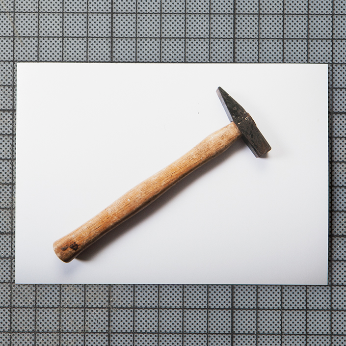 das foto zeigt eine minimalistische aufnahme eines hammers