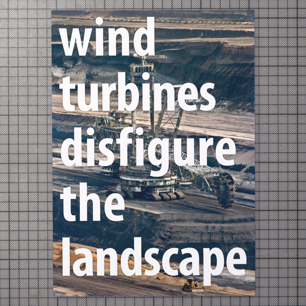 das plakat zeigt die aussage »windräder verschandeln die landschaft« auf einem bild einer kohlegrube